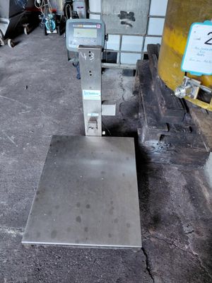 une machine posée sur le sol dans le garage