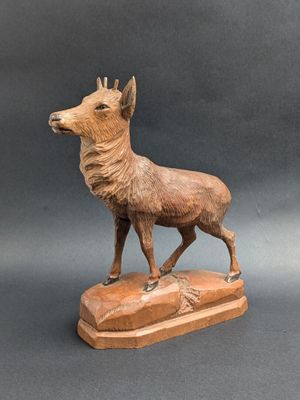 FORET NOIRE. Cervidé en bois sculpté, les yeux en verre, man…