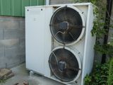 un climatiseur blanc installé à l'extérieur d'un immeuble