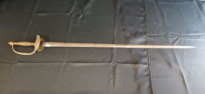 une vieille épée avec une poignée en bois posée sur un tissu noir