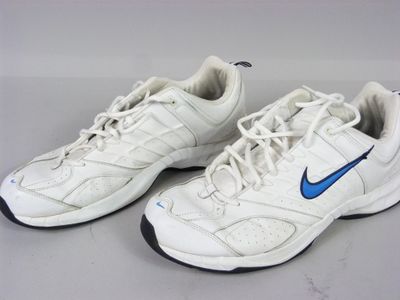 une paire de baskets blanches avec des semelles bleues et noires sur une tige blanche
