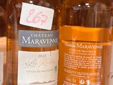des bouteilles de vin sont alignées sur une étagère dans un magasin
