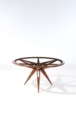un gros plan d'une table en bois avec un plateau circulaire