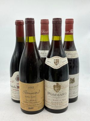 quatre bouteilles de vin sont alignées sur une surface blanche