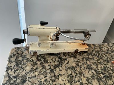 a machine that is sitting on top of a counter