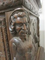 Coffre en chêne mouluré et sculpté, angles aux cariatides - … (photo 4)