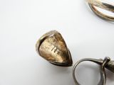 une paire de ciseaux posée sur une table à côté d'une autre paire de ciseaux