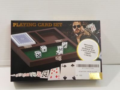 un jeu de cartes et des dés posés sur la table
