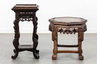 Deux tables d'appoint ou supports orientaux en bois dur, en … (photo 3)