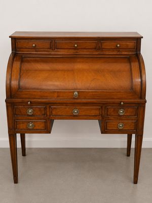 un bureau en bois avec des tiroirs et des tiroirs sur le dessus