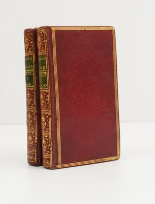 un vieux livre posé sur une table blanche à côté d'un mur blanc
