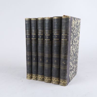 un lot de cinq livres anciens empilés les uns sur les autres