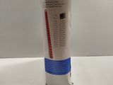une tasse contenant un thermomètre, posée sur une table