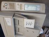 une machine posée sur une pile de cartons