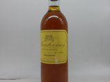 une bouteille de vin posée sur une table blanche
