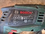 un gros plan d'une perceuse Bosch avec un cordon d'alimentation