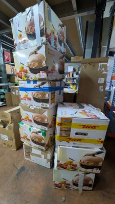 plusieurs cartons de nourriture empilés les uns sur les autres dans un entrepôt