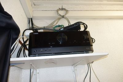 un ordinateur portable posé sur une étagère blanche