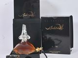 une image représentant un flacon de parfum posé sur une boîte noire
