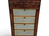 une commode ancienne en bois comportant trois tiroirs et trois tiroirs