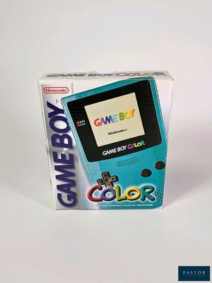 une boîte sur laquelle est posé un Game Boy, posée sur une table