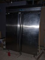 1 armoire réfrigérée HS (sans marque apparente)