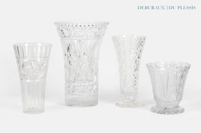 trois vases en verre transparent posés l'un à côté de l'autre sur une surface blanche
