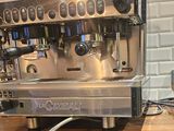 une machine à café posée sur un comptoir