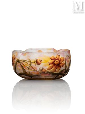 une image représentant un bol orné de fleurs peintes