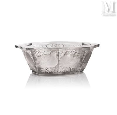 une image représentant un bol en verre muni d'une anse, sur fond blanc