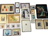 beaucoup de photos encadrées et de photos accrochées au mur