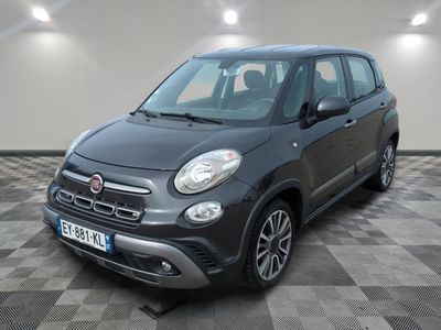 la petite voiture noire est garée dans une grande pièce