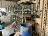 une photo d'une pièce remplie d'objets métalliques