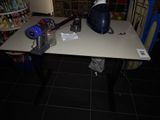 une image représentant une table sur laquelle est posé un casque