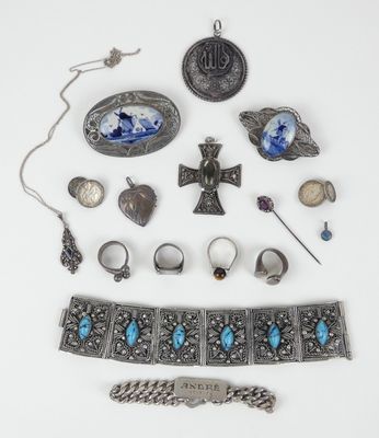 un assortiment de bijoux en argent et en turquoise disposés sur un fond blanc
