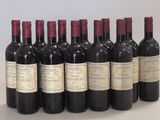 plusieurs bouteilles de vin sont alignées sur une table