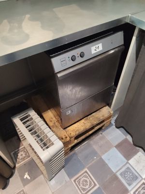 une image d'une cuisine avec un lave-vaisselle et une cuisinière