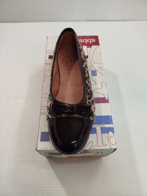 chaussures neuves, dans leur boîte, noires à imprimé léopard