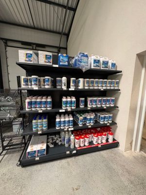 de nombreuses canettes d'eau sur les rayons du magasin