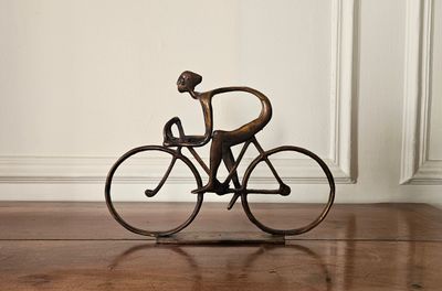 une statue en bronze représentant un homme à vélo