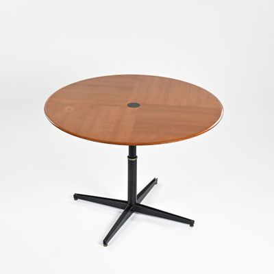 une image représentant une table ronde avec un plateau en bois et des pieds en métal noir