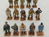 de nombreuses figurines représentant des militaires sont exposées