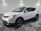 le suv blanc de nissan est garé sur un carrelage en damier