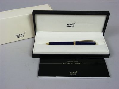 une image représentant un stylo dans une boîte posée sur une table