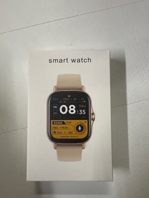 emballage d'une montre connectée posé sur une table, avec une boîte