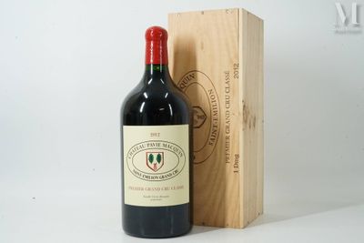 une bouteille de vin posée à côté d'une caisse en bois