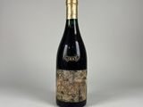 gros plan d'une bouteille de vin sur une surface blanche