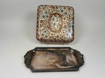 une paire de plateaux en argent et en émail et le portrait d'une femme