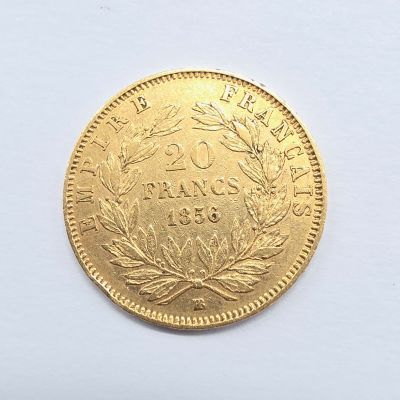 une image d'une pièce d'or sur une surface blanche