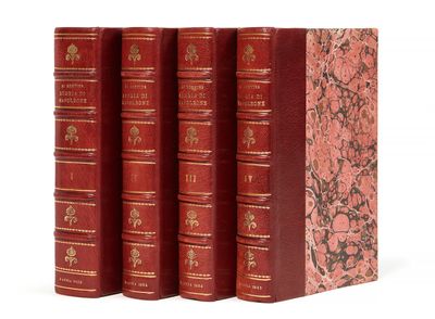 trois livres rouges sont alignés les uns à côté des autres sur une surface blanche